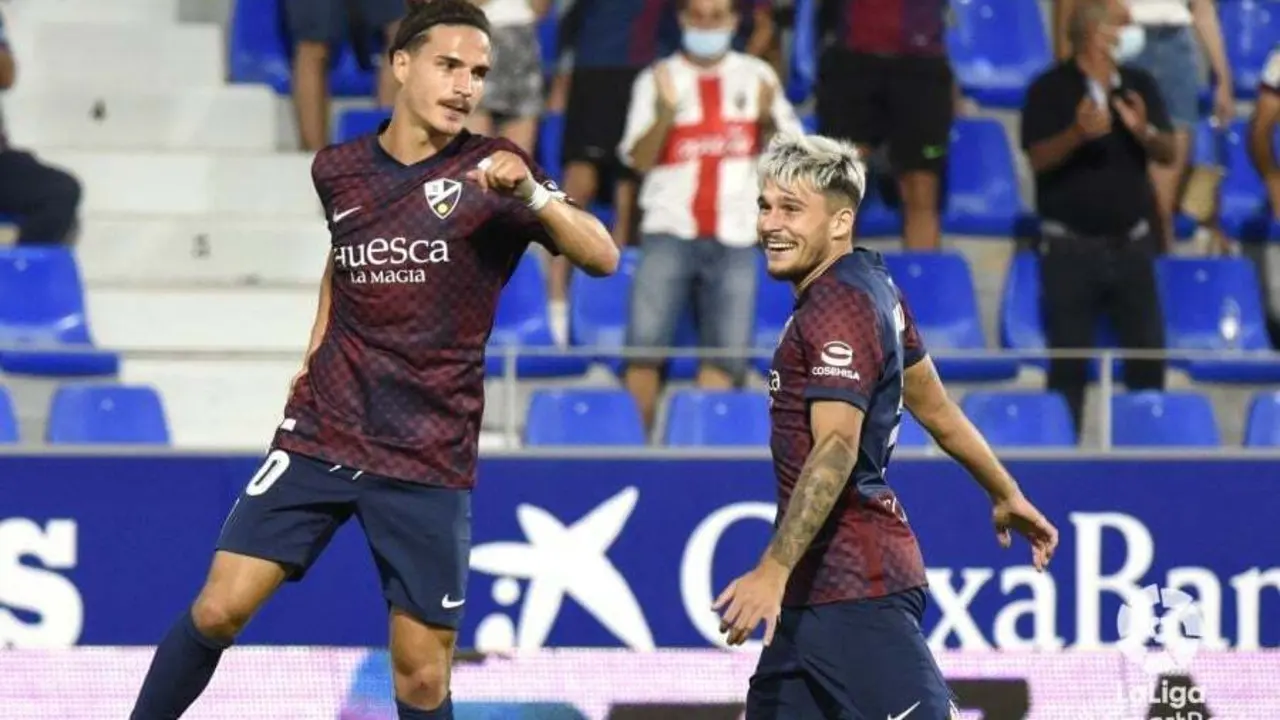 Ratiu observa a Seoane en el gol que cerr&oacute; el partido contra el Cartagena. | Foto: LaLiga