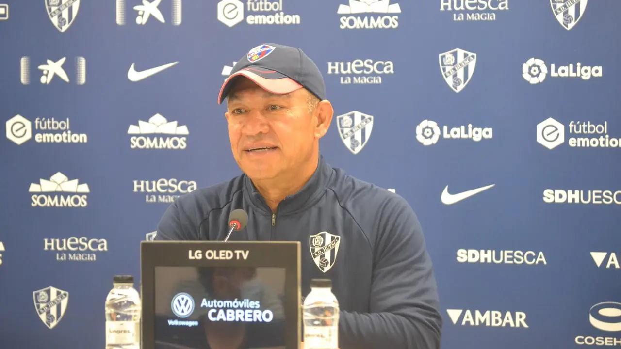 Nacho Ambriz, en una rueda de prensa en El Alcoraz. Foto: Sportaragon