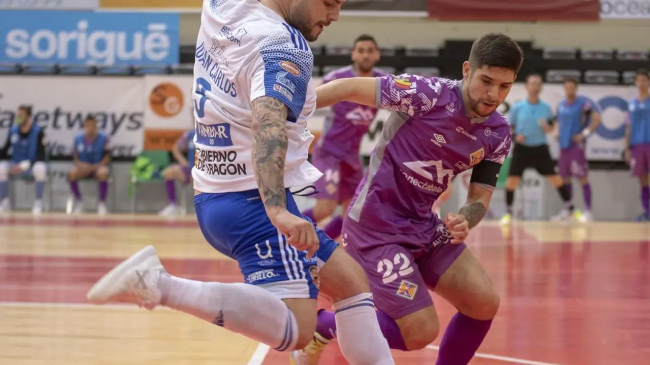 Claudino busca tapar a Juanqui en un partido de la pasada campa&ntilde;a. Foto: Ceduda