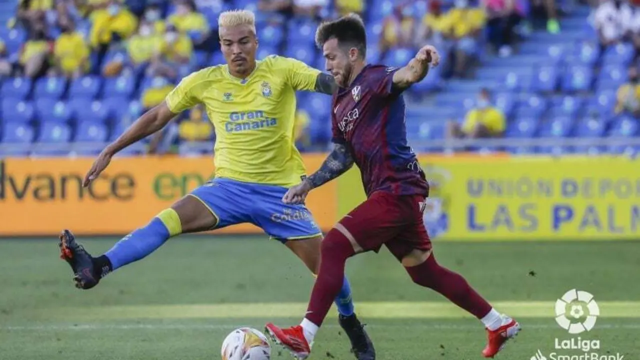 Buffarini, en la imagen, intenta sortear a un jugador de Las Palmas. Foto: LaLiga