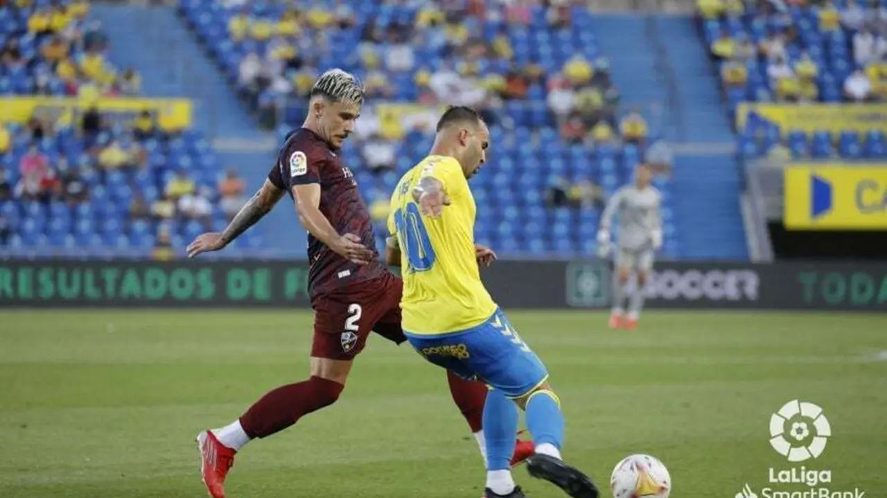 Ratiu disputa un bal&oacute;n ante un rival | Foto: LaLiga