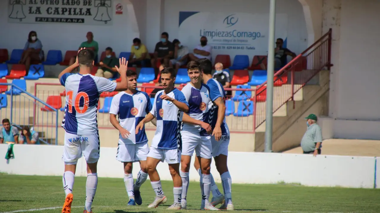 Los jugadores celebran uno de los goles de Sarriegi. Foto: CD Ebro