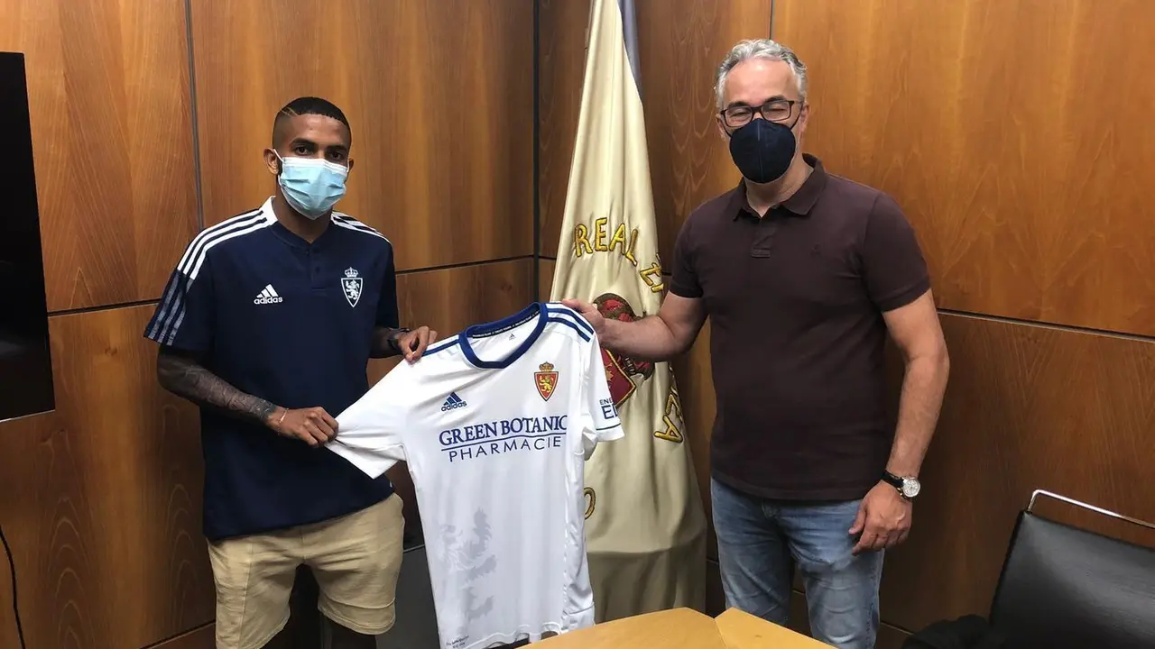 Torrecilla y Yanis en la firma. | Foto: Real Zaragoza