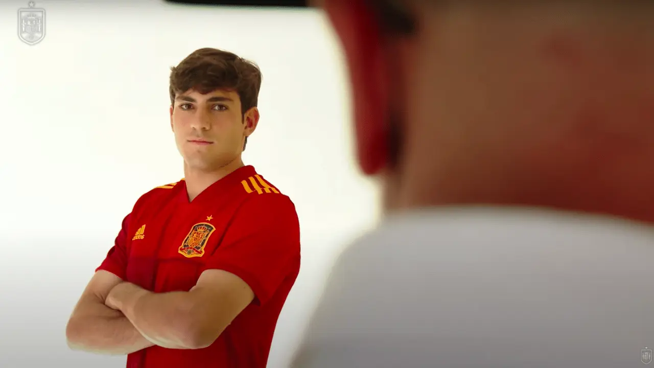 Iv&aacute;n Az&oacute;n luce la camiseta de la selecci&oacute;n espa&ntilde;ola. Foto: Se F&uacute;tbol