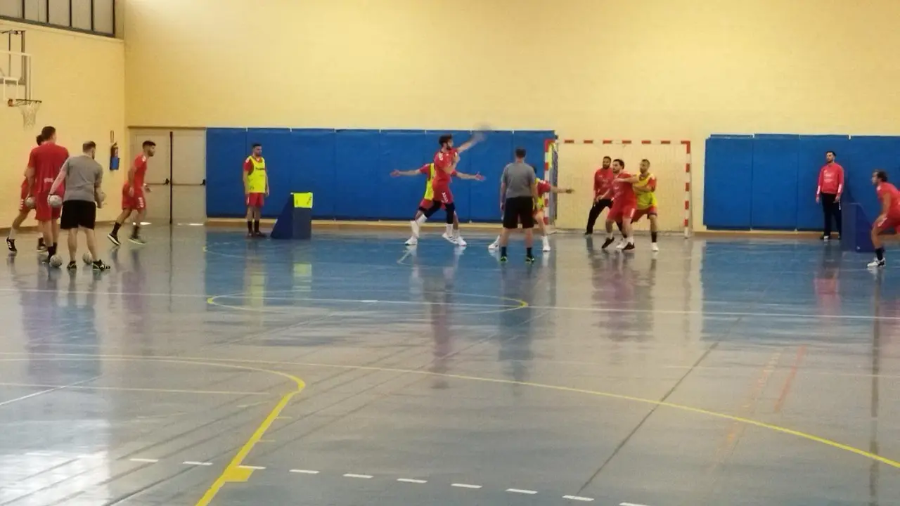 El Bada Huesca ha entrenado esta ma&ntilde;ana sobre la pista del Sancho Ram&iacute;rez. Foto: Sportaragon