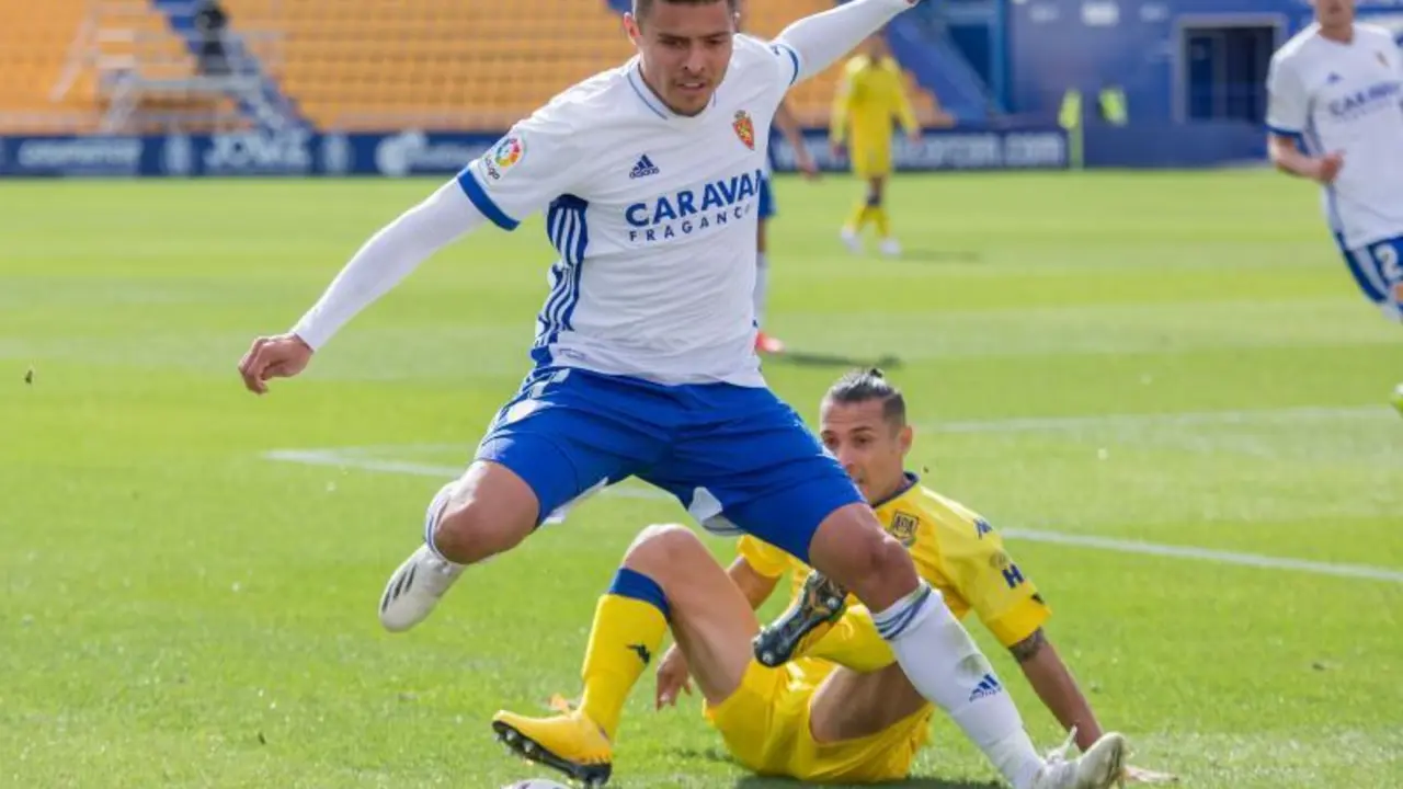 Juanjo Narv&aacute;ez disputa un bal&oacute;n durante el partido de la temporada pasada en el Santo Domingo | Foto: Real Zaragoza