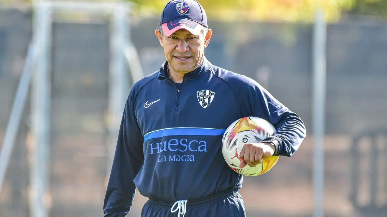 Ambriz dirigiendo un entrenamiento. | Foto: SD Huesca