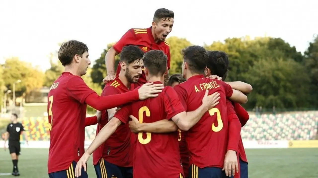 Los jugadores de la Sub 21 celebran el gol de Franc&eacute;s. | Foto: RFEF