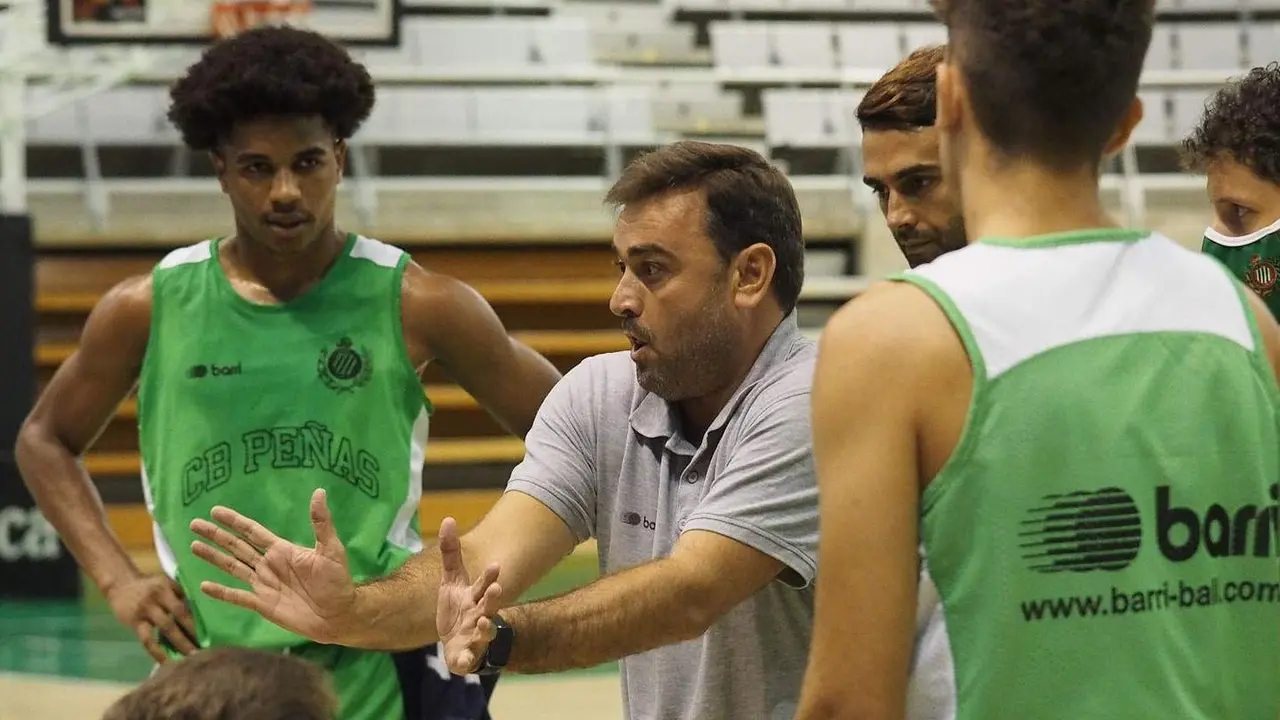 Lam&uacute;a, en un tiempo muerto del amistoso entre el Levitec Huesca y Basket Navarra. Foto: C.Pascual