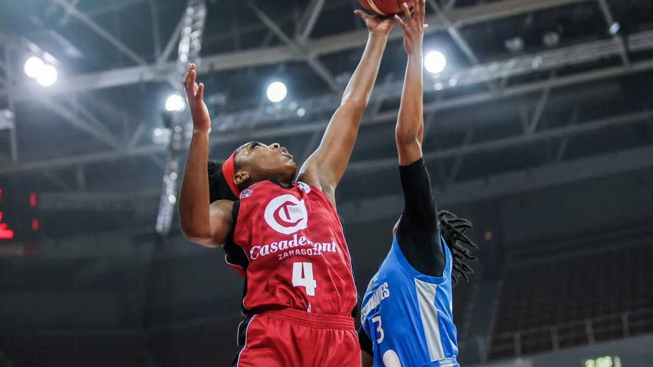 Sierra Calhoun trata de llegar a un tap&oacute;n. Foto: Casademont Zaragoza
