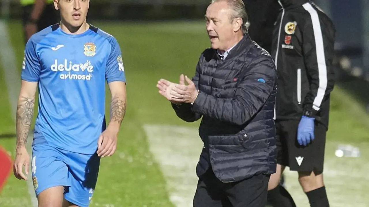 JIM da instrucciones en el Fernando Torres durante el Fuenlabrada-Real Zaragoza de la temporada pasada. | Foto: Real Zaragoza