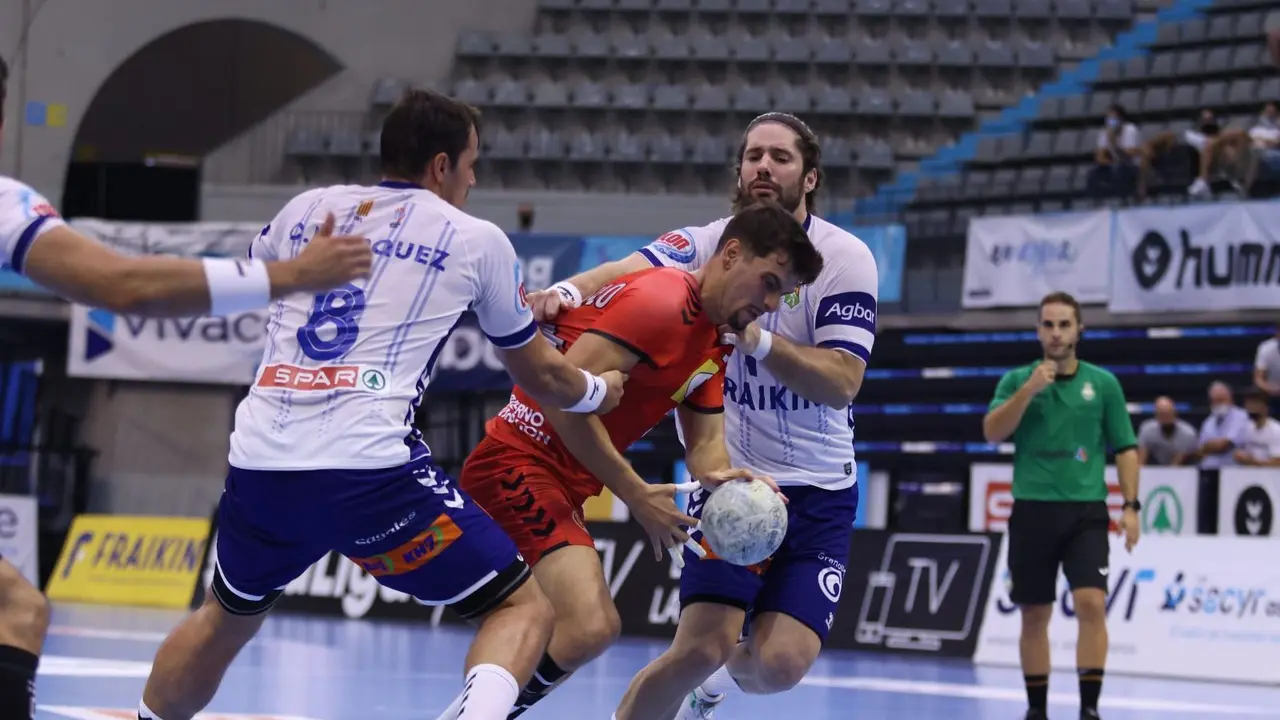 Miguel Malo intenta colarse entre Oriol Rey y Chema M&aacute;rquez en el Granollers - Bada Huesca. Foto: Xavier Solanas