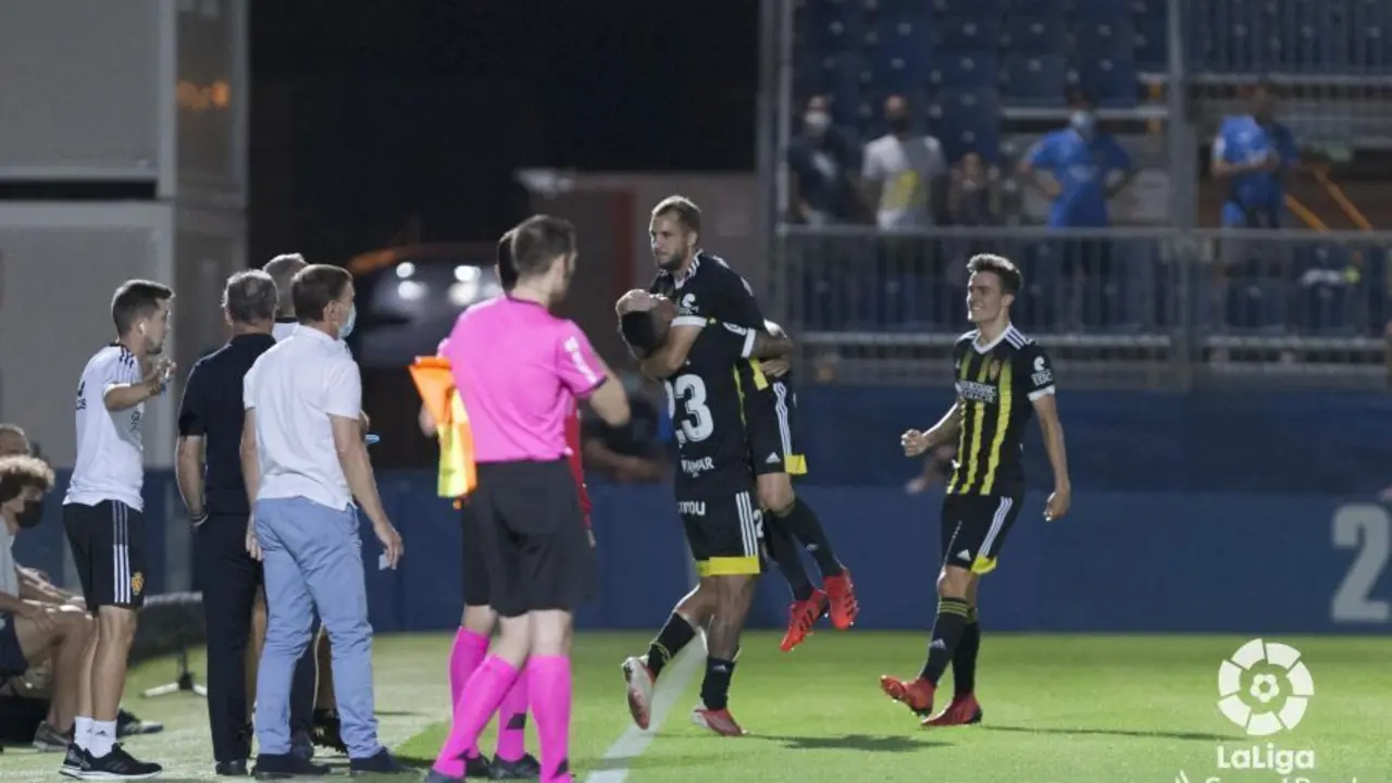 Los jugadores del Zaragoza celebran el gol del empate de Vada contra el Fuenlabrada. Foto: LaLiga