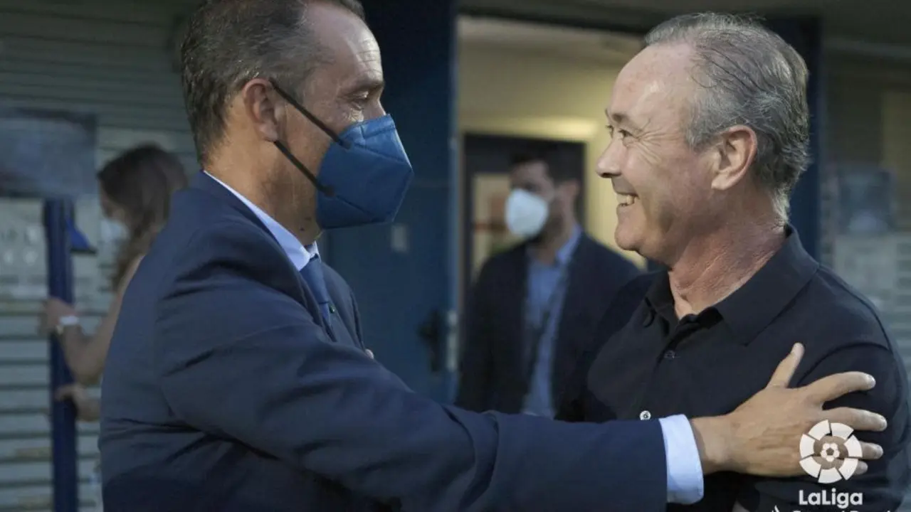 JIM y Jos&eacute; Luis Oltra se saludan antes del encuentro entre Fuenlabrada y Real Zaragoza | Foto: LFP