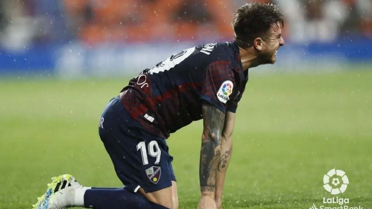 Buffarini, en el suelo, ante el Lugo. | Foto: LaLiga