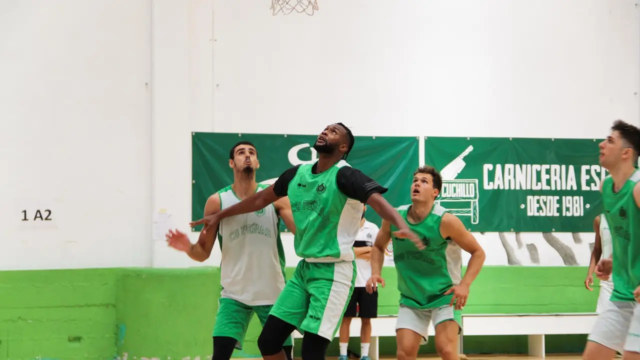 Gracin Bakumanya se prepara para cerrar un rebote. Foto: Levitec Huesca