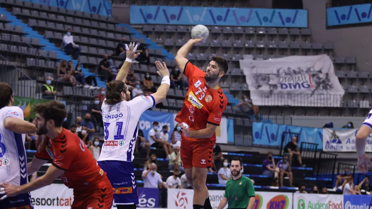 Joao Pinto lanza a la porter&iacute;a de Granollers en el primer encuentro de los altoaragoneses en esta Asobal 2021/22. Foto: Xabier Solanas