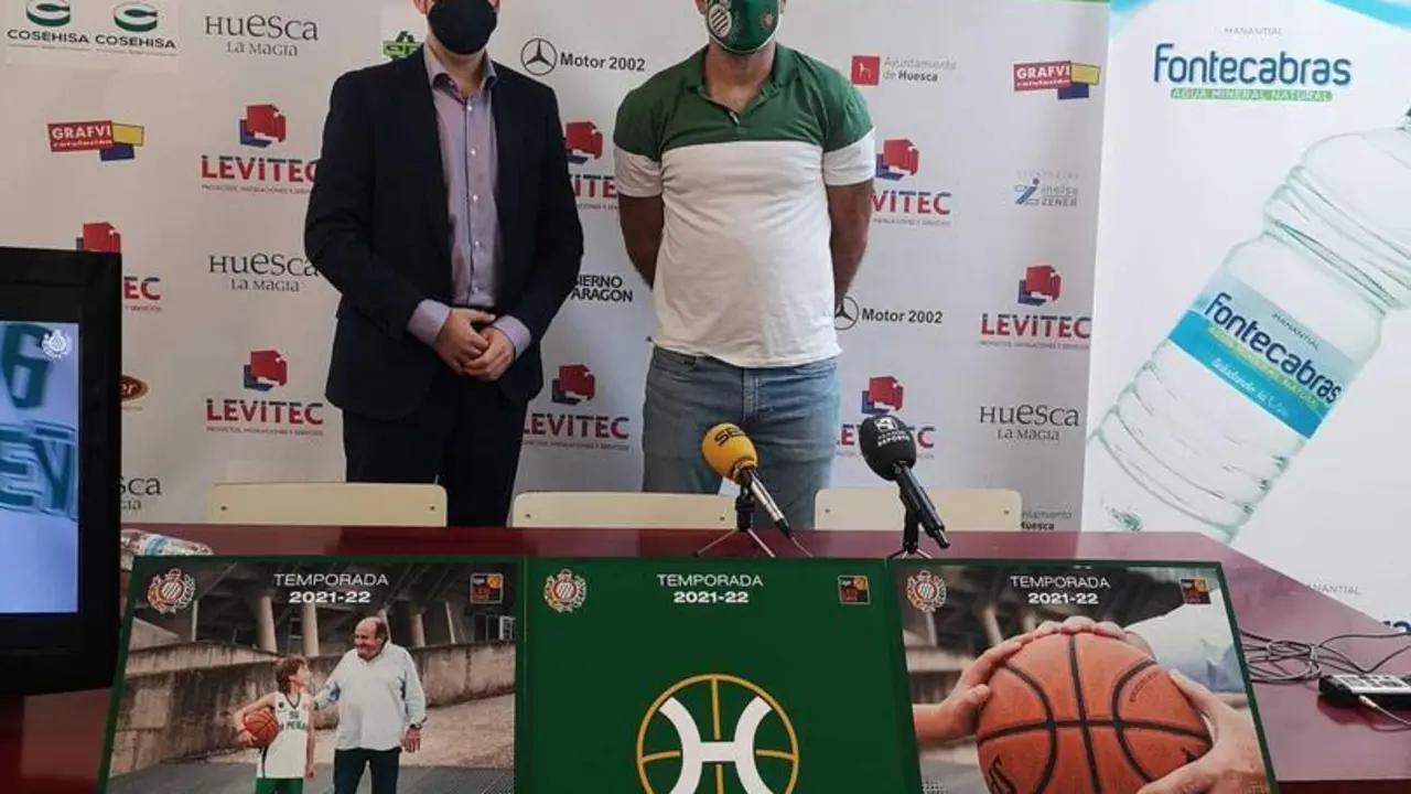 Antonio Or&uacute;s y Jorge Lach&eacute;n en la presentaci&oacute;n de la campa&ntilde;a de socios del CB Pe&ntilde;as. Foto: CB Pe&ntilde;as