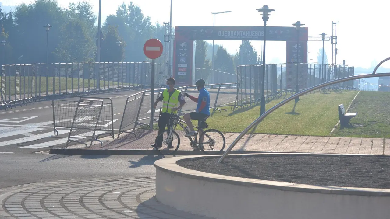 Un ciclista conversa con un voluntario en la zona de salida y llegada de la Quebrantahuesos y Treparriscos. Foto: Sportaragon