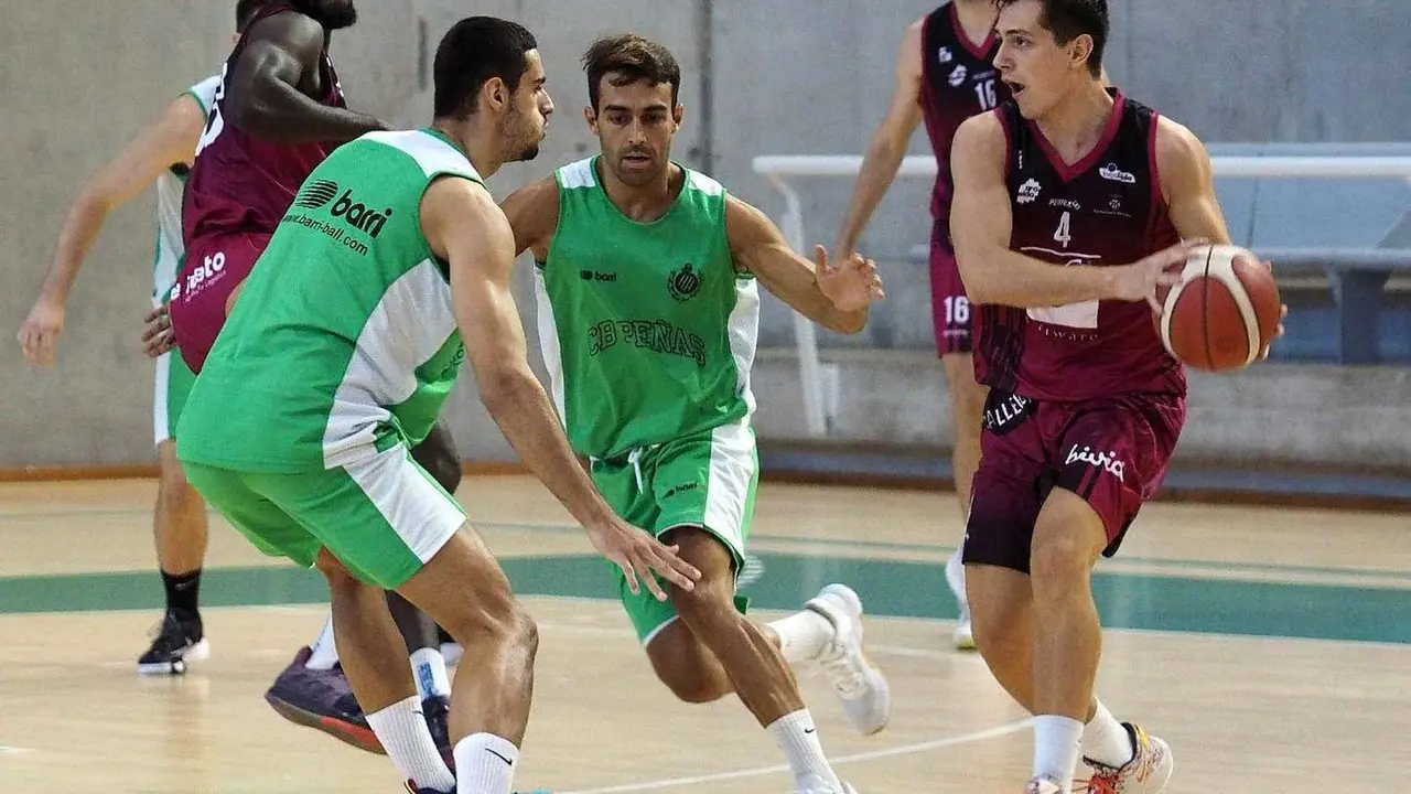 Imagen de una jugada del amistoso del Levitec contra el Lleida con el que se volver&aacute; a enfrentar el pr&oacute;ximo d&iacute;a 25 en Barris Nord. Foto: C.Pascual