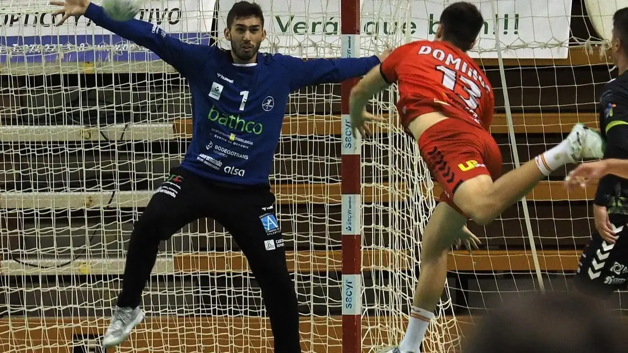 Domingo Mosquera lanza a la porter&iacute;a de Torrelavega en el partido disputado en el Palacio. Foto: C.Pascual