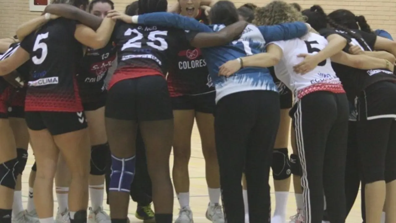 Las jugadoras se abrazan tras la victoria. Foto: Schar Colores Zaragoza