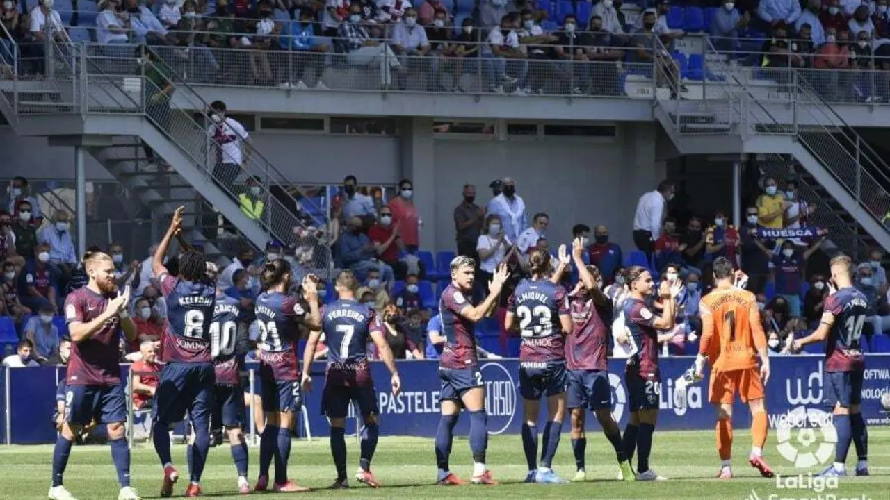Los jugadores del Huesca aplauden a sus aficionados en una imagen de archivo.. Foto: LaLiga
