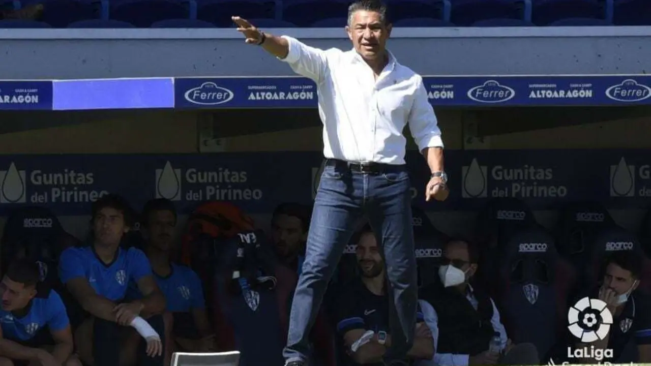 Nacho Ambriz ordena a sus jugadores en el Huesca Fuenlabrada. Foto: LaLiga