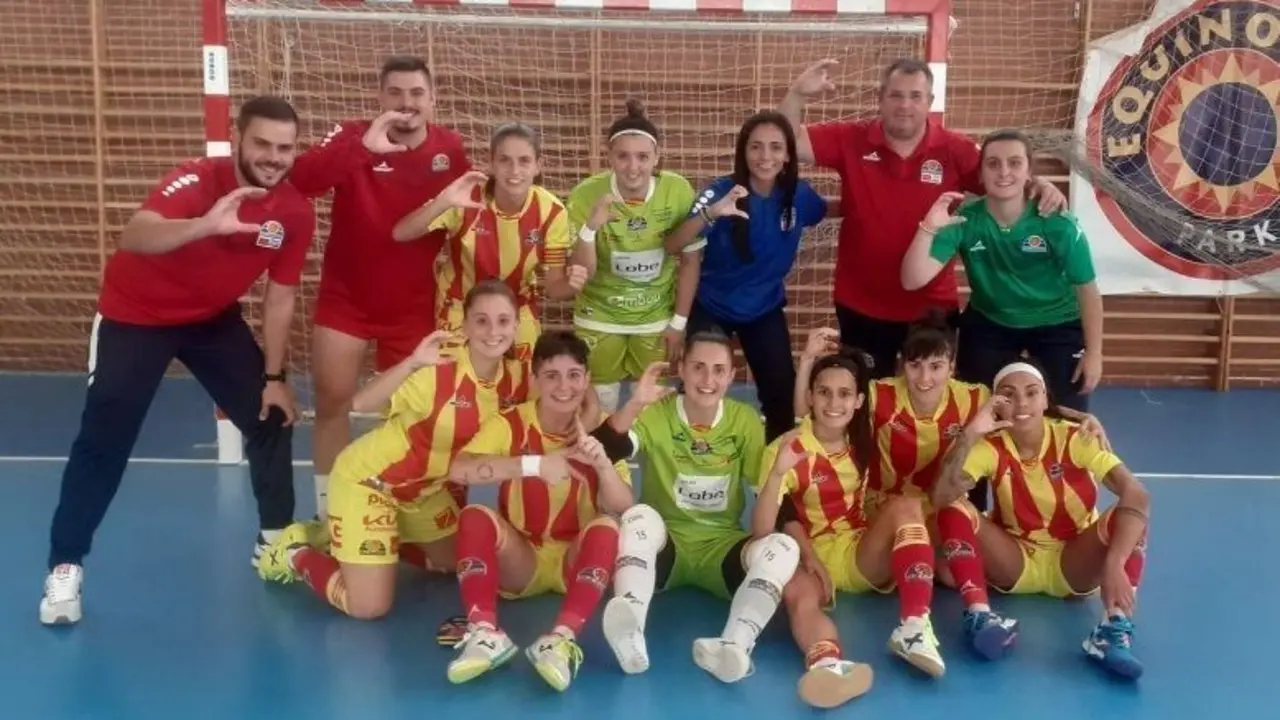 Jugadoras y cuerpo t&eacute;cnico celebran la victoria. Foto: Sala Zaragoza