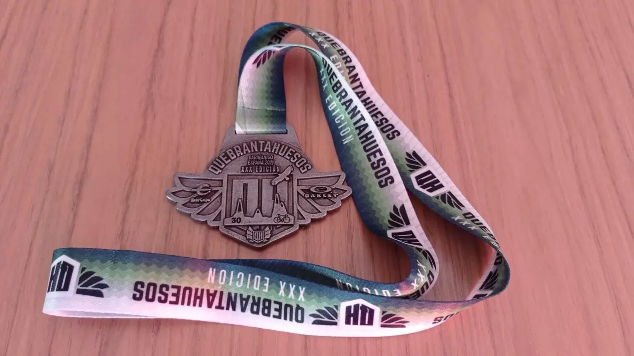 Imagen de la medalla de 'finisher' tras la &eacute;pica Quebrantahuesos 2021. Foto: S. M.