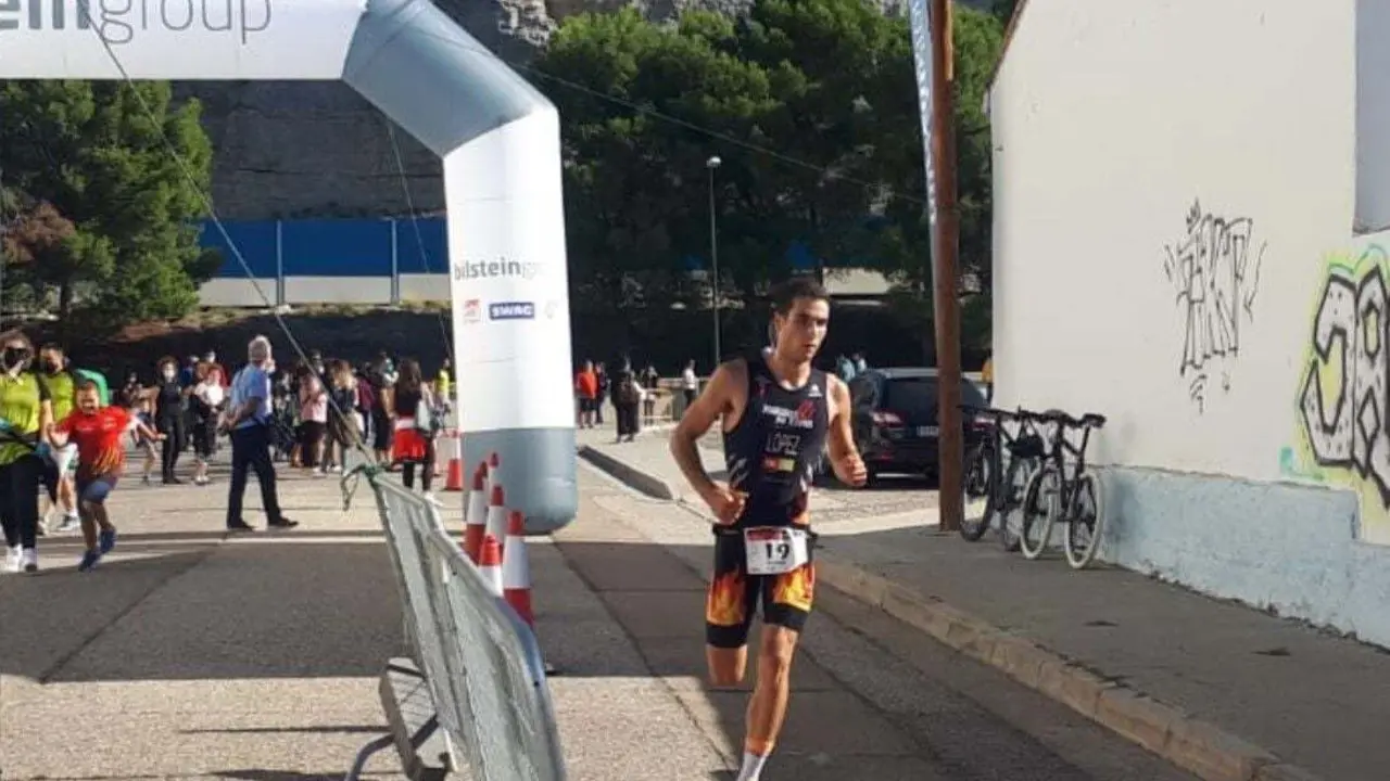 Imagen de uno de los participantes del duatl&oacute;n de Alfajar&iacute;n. Foto: Cedida