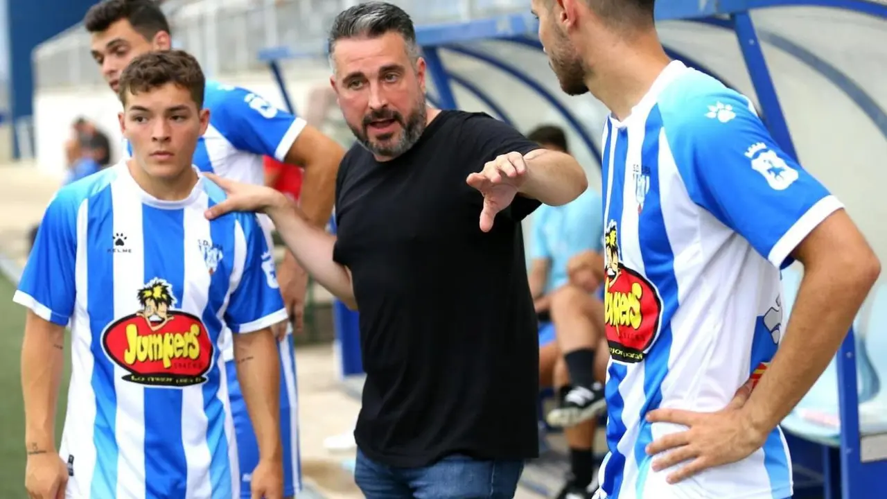 N&eacute;stor P&eacute;rez dirigiendo a su SD Ejea. | Foto: Toni Torrano