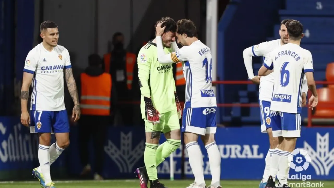 Eguaras y Cristian tras el gol del portero en el Anxo Carro | Foto: LFP