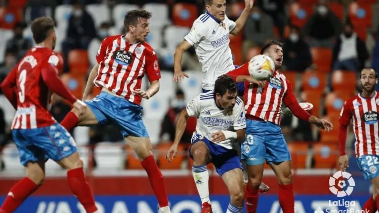 Az&oacute;n remata de cabeza un bal&oacute;n en el Lugo Real Zaragoza. Foto: LaLiga