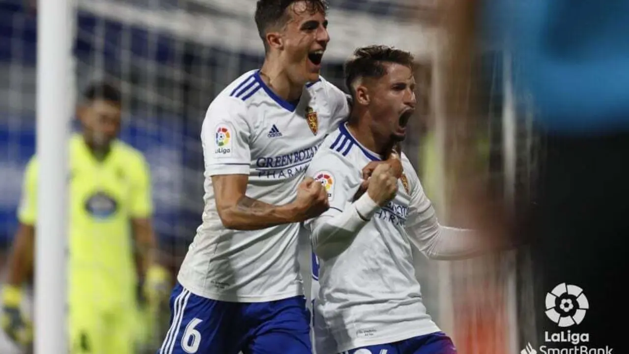Alejandro Franc&eacute;s celebra con Borja Sainz el gol del delantero | Foto: LaLiga SmartBank