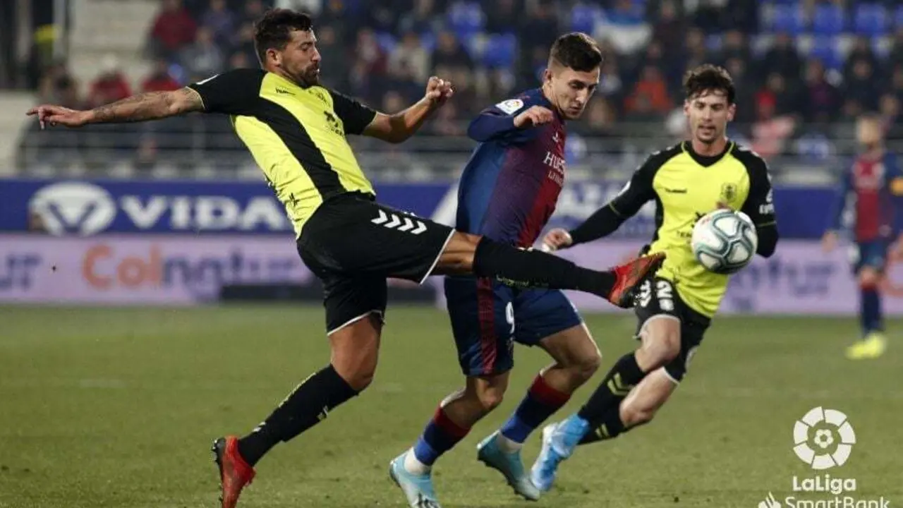 Escriche pugna por un bal&oacute;n | Foto: LaLiga Smartbank
