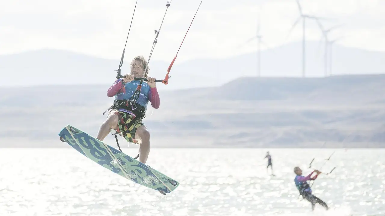 Uno de los 'rider' que participaron en La Loteta vuela con su tabla impulsado por el viento. Foto: Mariano Hotto