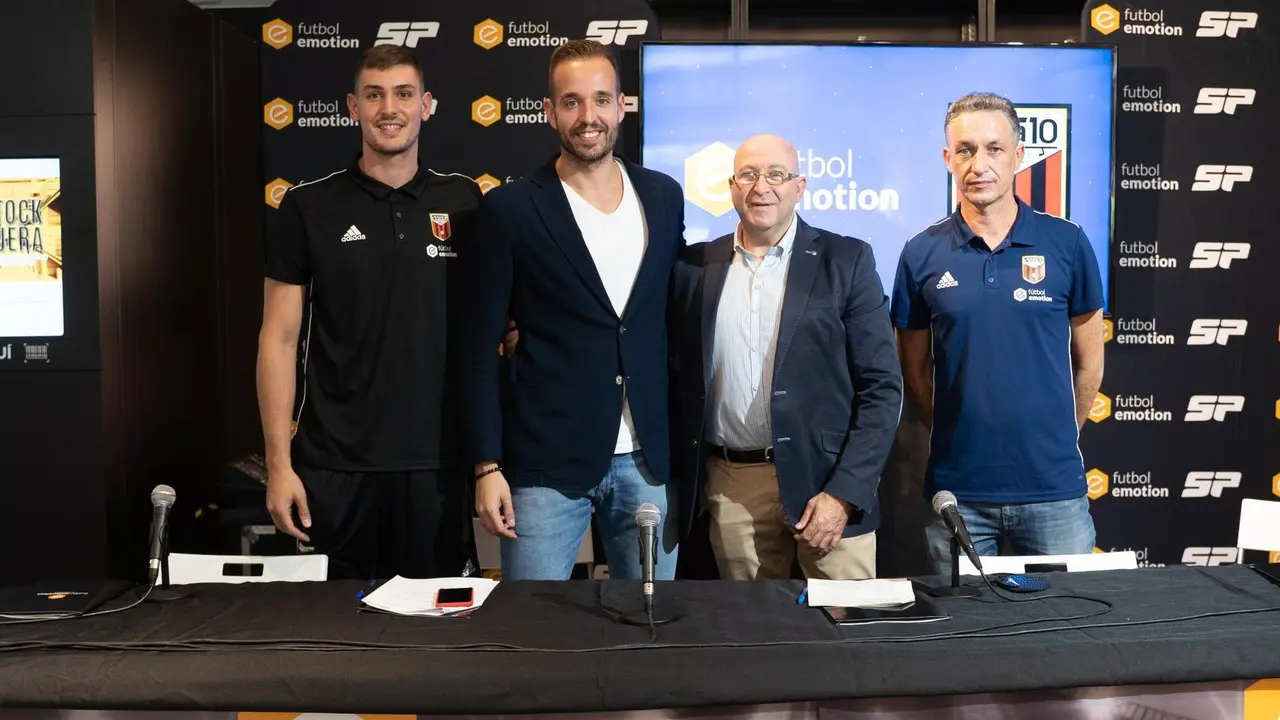 Los protagonistas, en el acto de la firma. Foto: F&uacute;tbol Emotion Zaragoza