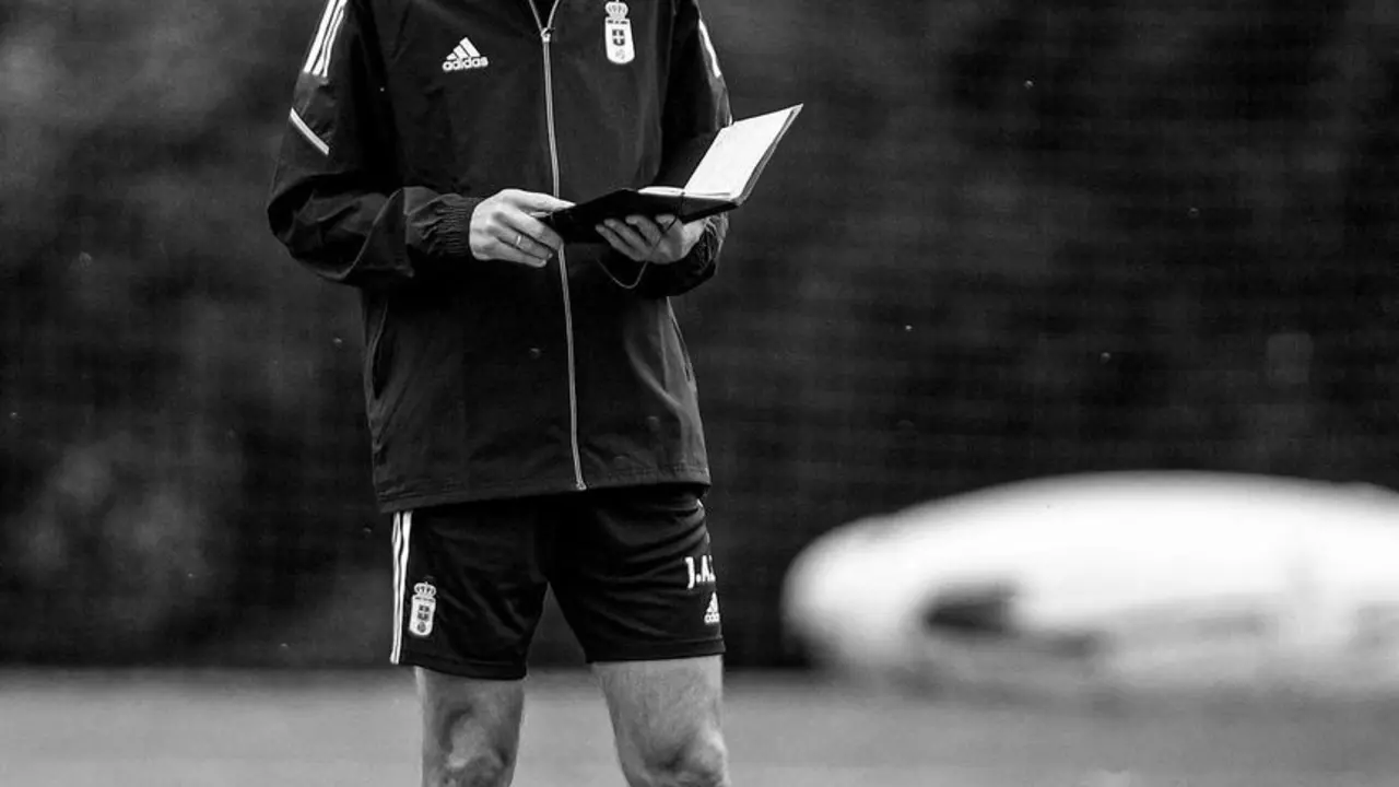 Cuco Ziganda repasa la t&aacute;ctica antes del duelo en La Romareda | Foto: Real Oviedo