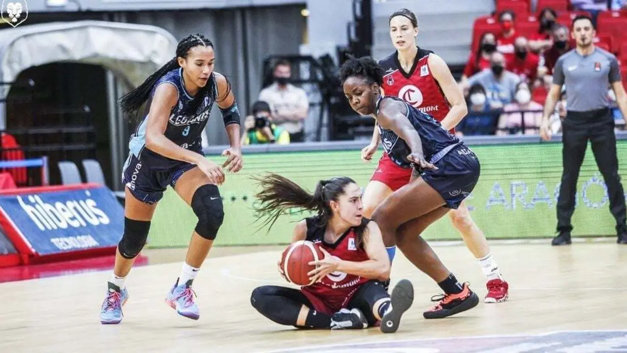 Lara Gonz&aacute;lez protege el bal&oacute;n ante Legan&eacute;s. Foto: Esther Casas/Casademont Zaragoza