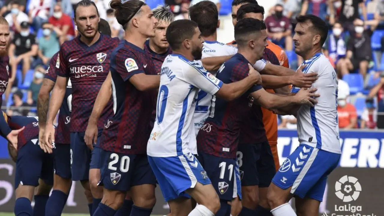 Tangana durante el partido entre Huesca y Tenerife. | Foto: LaLiga