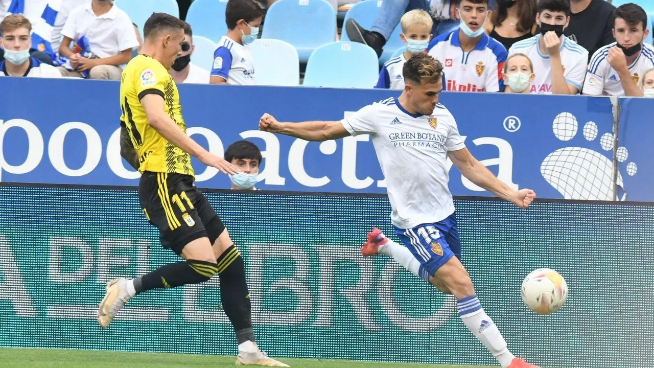 Pep Chavarr&iacute;a se dispone a centrar un bal&oacute;n ante la mirada de Erik Jirka. | Foto: Real Zaragoza