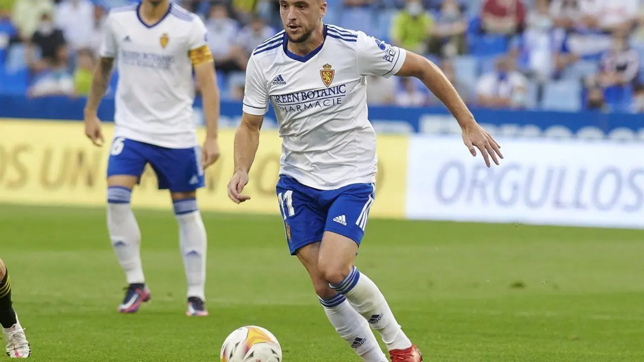 Valent&iacute;n Vada conduce la jugada en el inicio de la temporada | Foto: Real Zaragoza