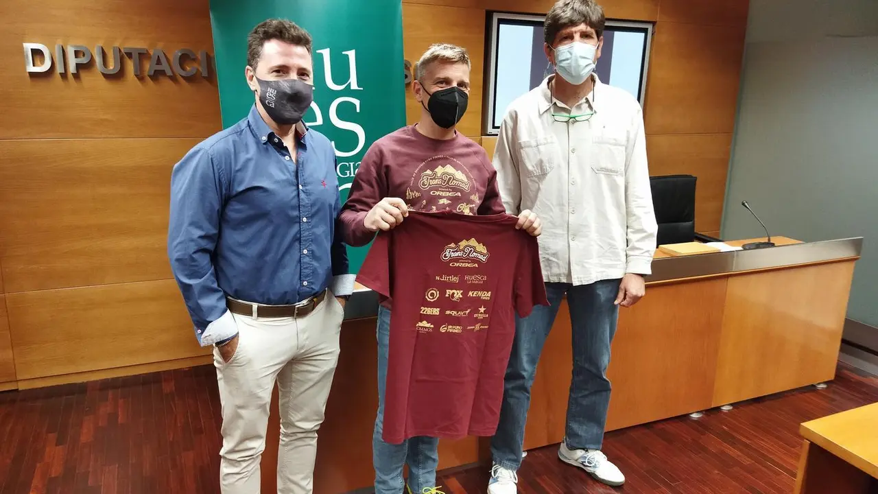 De izquierda a derecha Fernando Blasco, Javier Garc&iacute;a y Tom&aacute;s Arcas, en la imagen, antes de la presentaci&oacute;n de la Trans-Nomad. Foto: Sportaragon