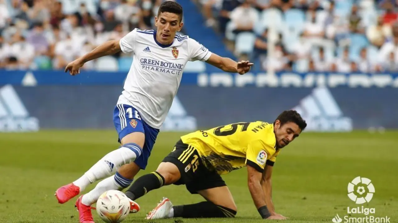 Fran G&aacute;mez se lleva el bal&oacute;n ante un jugador del Real Oviedo | LaLiga SmartBank