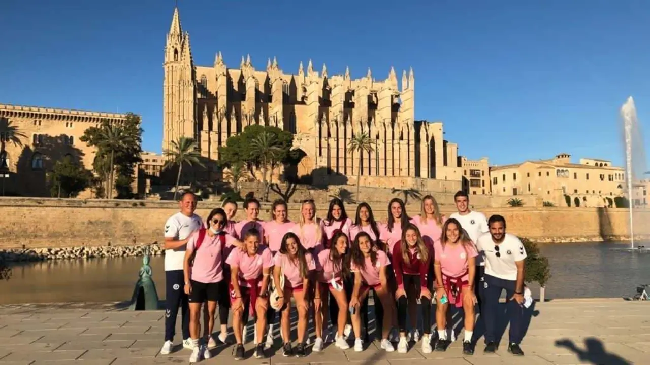 El Zaragoza CFF con la Catedral de Mallorca de fondo | @ZaragozaCFF
