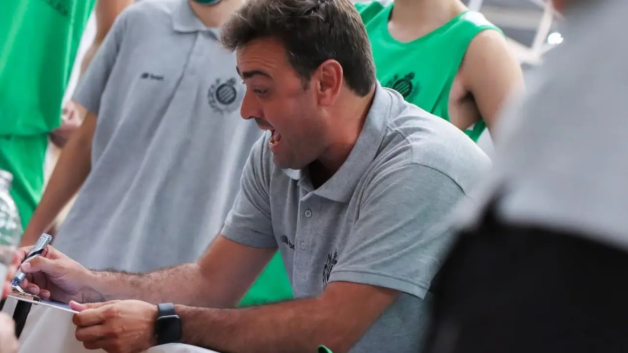 Sergio Lam&uacute;a durante un tiempo muerto. Foto: CB Pe&ntilde;as
