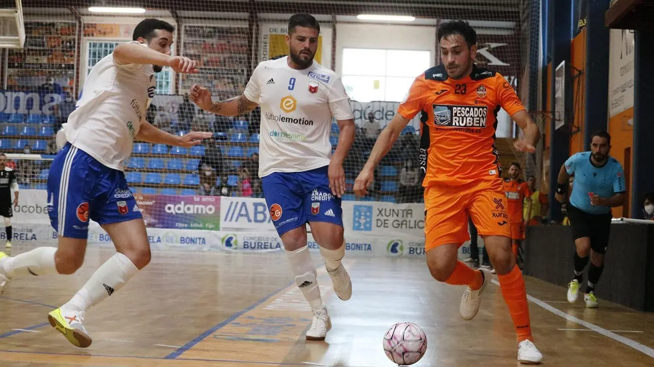 Juanqui y Santos persiguen a un rival. Foto : Burela FS