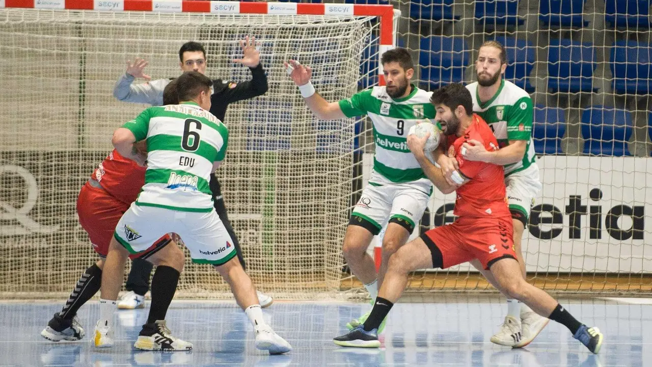 La defensa 6:0 de Anaitasuna y su portero arruinaron los ataques de un Bada Huesca muy fall&oacute;n. Foto: &Oacute;scar Aznar