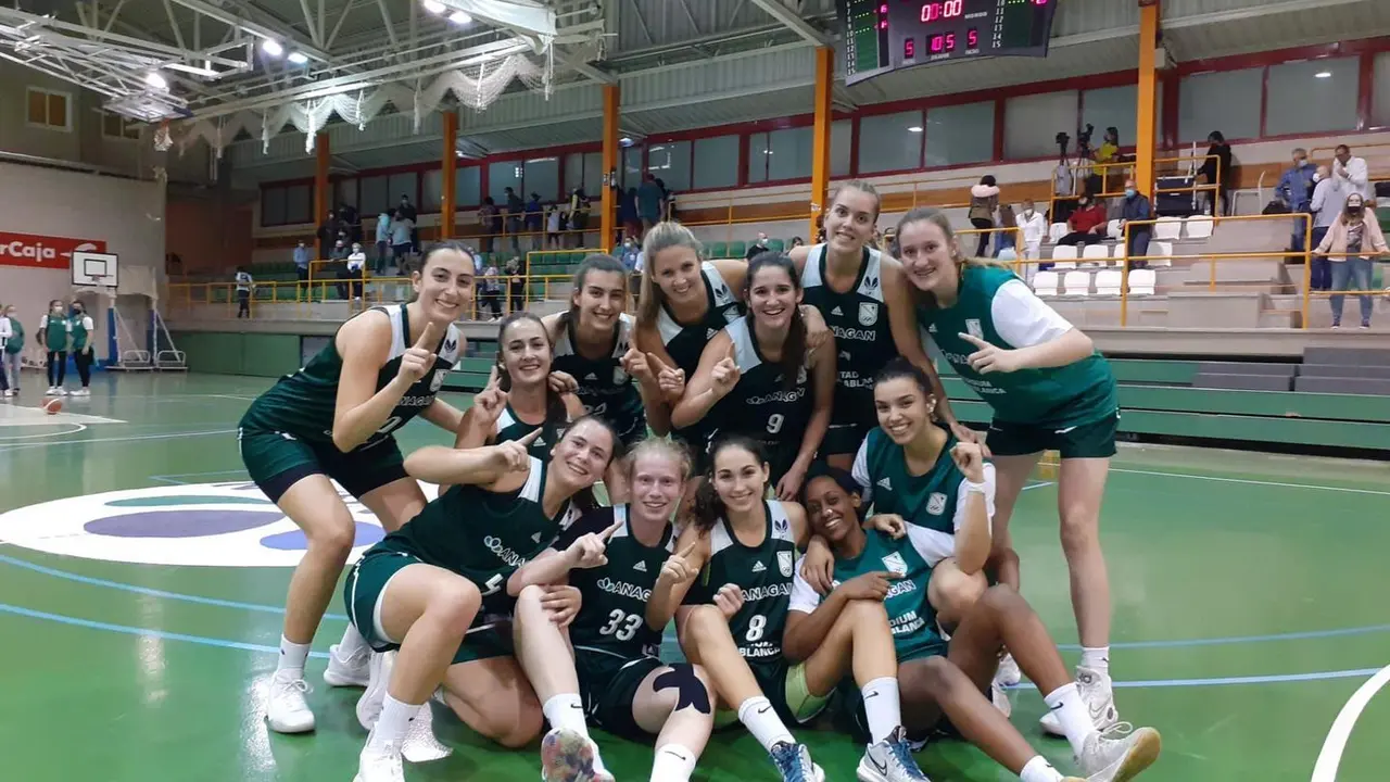 Las jugadoras del Stadium celebran el triunfo. Foto: @STCBaloncesto